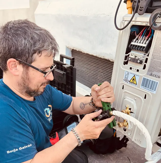 Trabajo real de unidad exterior de aire acondicionado