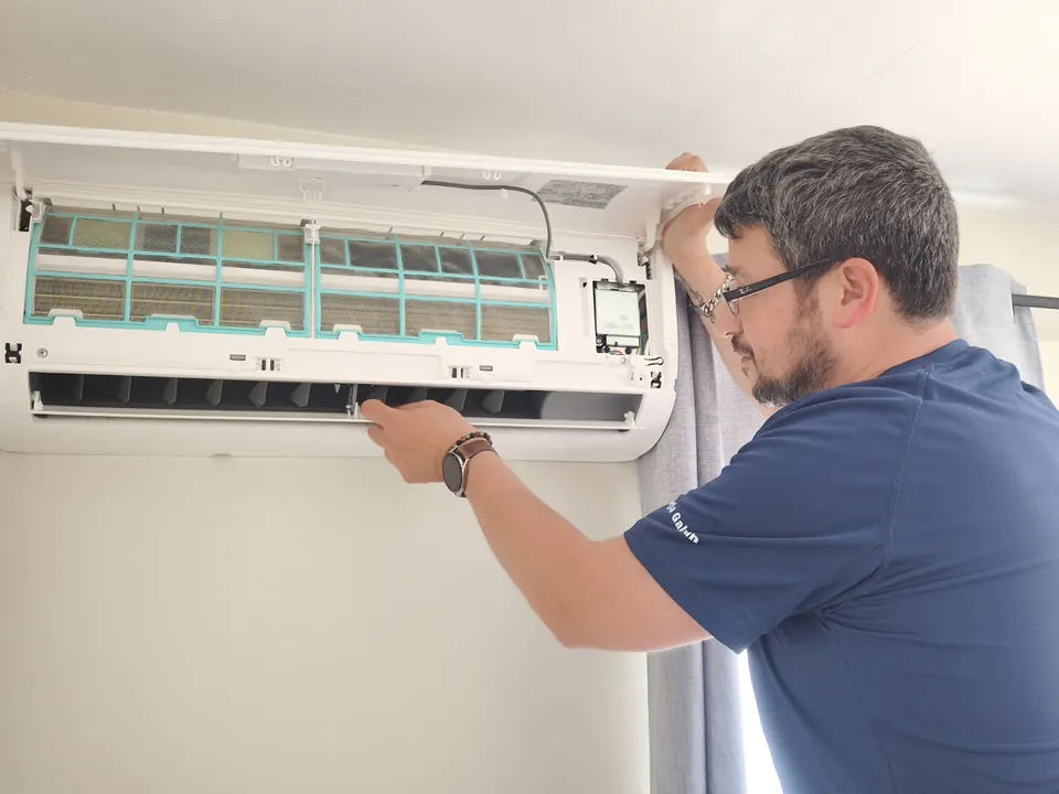 Borja Galván trabajando en una instalación de climatización