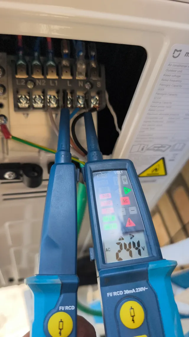 Medición eléctrica real con herramienta profesional