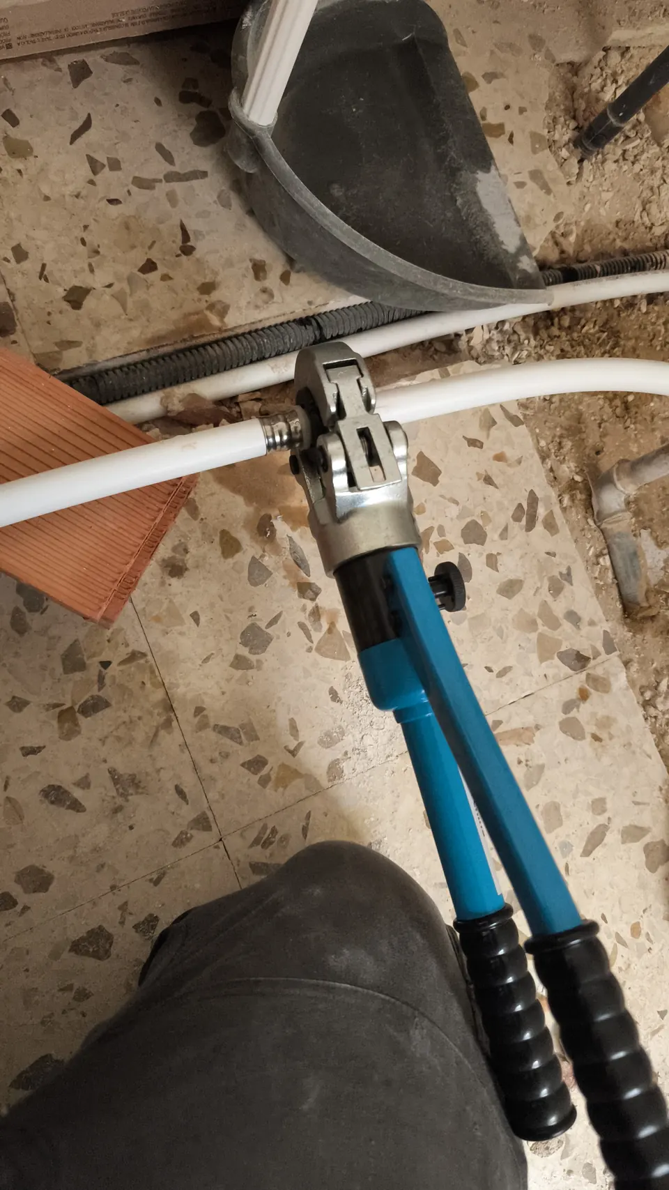 Trabajo real de fontanería con tubería multicapa