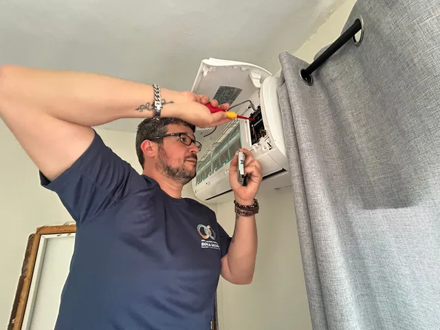 Borja montando un split interior