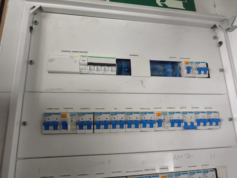 Cuadro eléctrico revisado en negocio