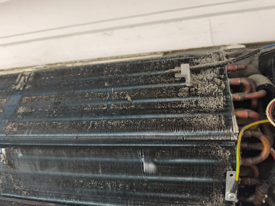 Mantenimiento real de aire acondicionado antes de la limpieza